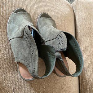 Sonoma (Kohls) Size 9 1/2 M  Green Suede--LIKE NEW